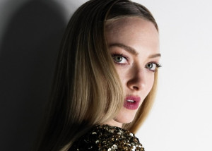 Η Amanda Seyfried επαναφέρει το statement lip στη μόδα αυτή την άνοιξη