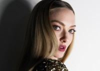 Η Amanda Seyfried επαναφέρει το statement lip στη μόδα αυτή την άνοιξη