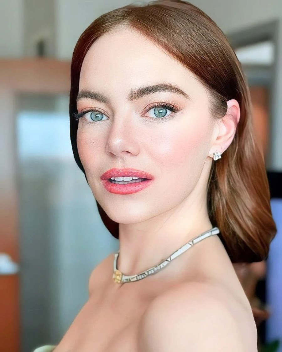 Bye bye blonde: Η Emma Stone επέστρεψε στο σκούρο καστανό