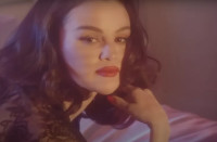 Η Selena Gomez φόρεσε ρετρό εσώρουχα στο Old Hollywood style video clip της με τον Benny Blanco