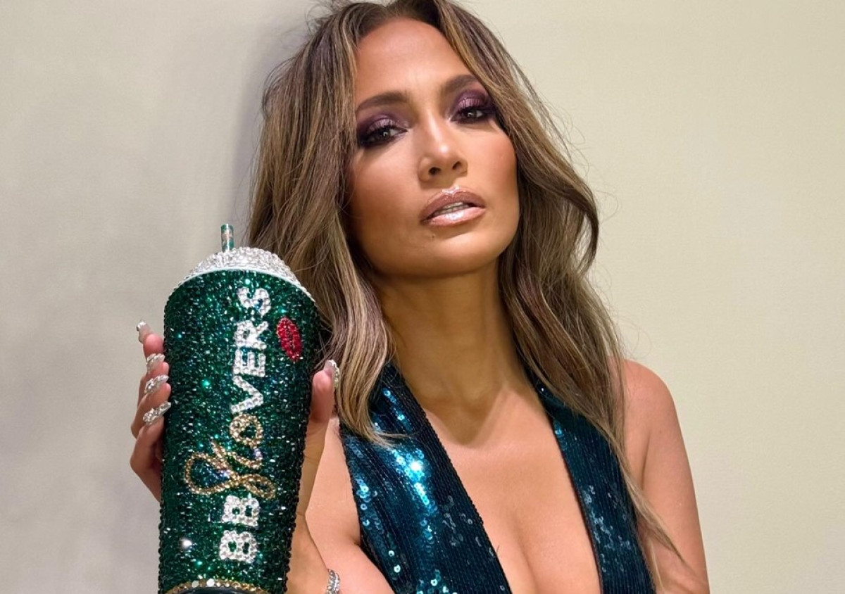 Τα crystal-covered nails της Jennifer Lopez αποδεικνύουν ότι η πολυτέλεια μπορεί να είναι εντυπωσιακή