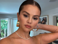 Η Selena Gomez υιοθετεί το απόλυτο glam rock look με ηλεκτρίκ μπλε σκιά ματιών