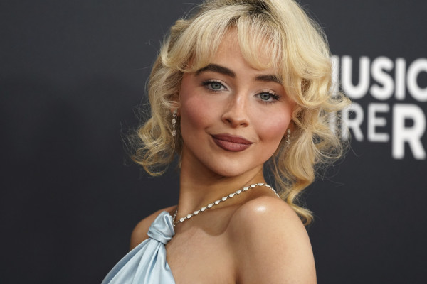 Το highlighter hack της Sabrina Carpenter είναι εμπνευσμένο από τη Marilyn Monroe