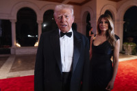 Χορεύοντας το «YMCA» υποδέχτηκαν το 2025 ο Donald και η Melania Trump κι έγιναν viral