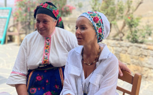 Μαρία Μπεκατώρου: Με παραδοσιακή μαντήλα ενθουσιασμένη στην Κάρπαθο