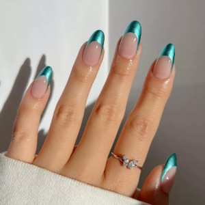 8 nail arts εμπνευσμένα από την εποχή του Υδροχόου, από μεταλλικά tips έως chrome φινιρίσματα