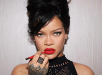 Η Rihanna με see-through διχτυωτό φόρεμα και pamcore updo είναι άκρως αισθησιακή