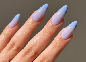 Blue Nail Theory: Γιατί το μπλε μανικιούρ είναι η νέα εμμονή των γυναικών στο TikTok;