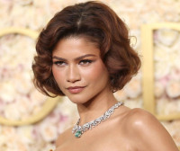 Η Zendaya επιβεβαιώνει οτι το καρέ θα είναι η απόλυτη τάση και το 2025 με μια ρετρό κόκκινη εκδοχή στις Χρυσές Σφαίρες