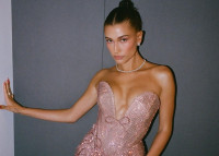 Hailey Bieber: Μοιράστηκε την πρώτη φορά φωτογραφία του γιου της μετά τη γέννα