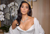 Η Kim Kardashian υιοθέτησε την τάση του flippy '90s bob με την υπογραφή του Δημήτρη Γιαννέτου