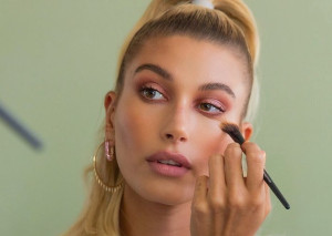 Το νέο viral TikTok beauty hack θέλει να τοποθετήσεις bronzer, αντί για concealer, κάτω από τα μάτια