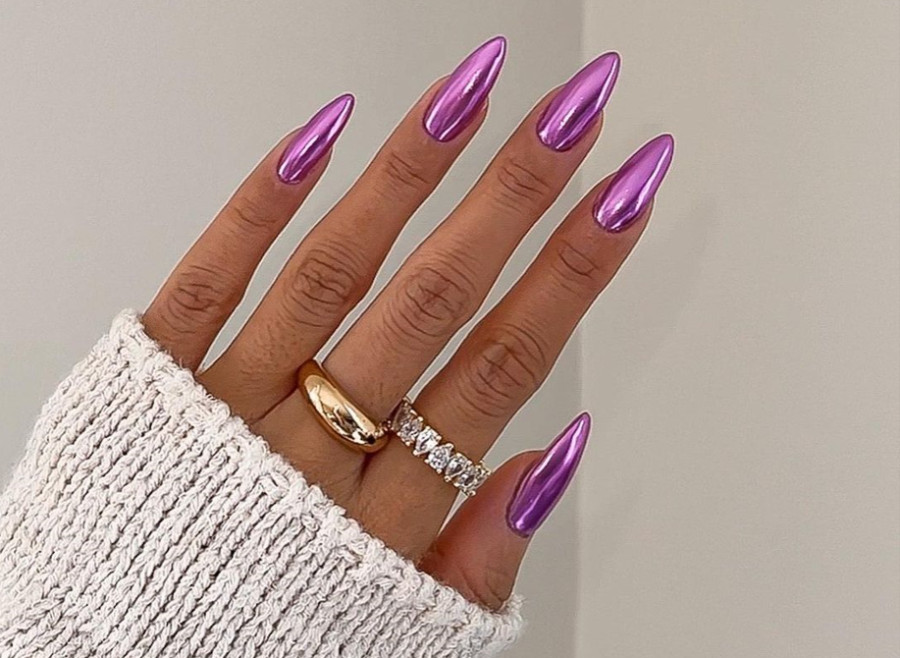 Τα purple chrome nails είναι η πιο κομψή τάση μανικιούρ του χειμώνα