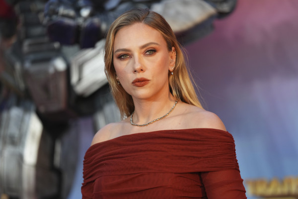 Η Scarlett Johansson λατρεύει αυτή την εμβληματική κρέμα χεριών που κοστίζει 5€