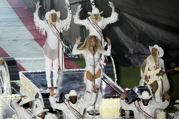 Κλάμα.... Έντυσαν το performance της Beyonce στο Halftime του NFL με τον Ικαριώτικο από τη Βανδή!