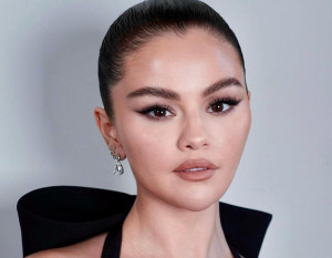 Η Selena Gomez μας δείχνει πώς προετοιμάζει την επιδερμίδα της για συναυλία