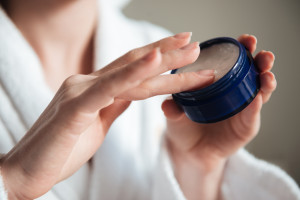 Αυτό είναι το cleansing balm που πωλείται κάθε 10 δευτερόλεπτα και λατρεύει το TikTok