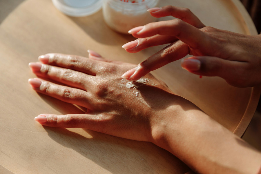 Hands care: Τα λάθη που πρέπει να αποφεύγεις για να διατηρήσεις νεανικά τα χέρια σου