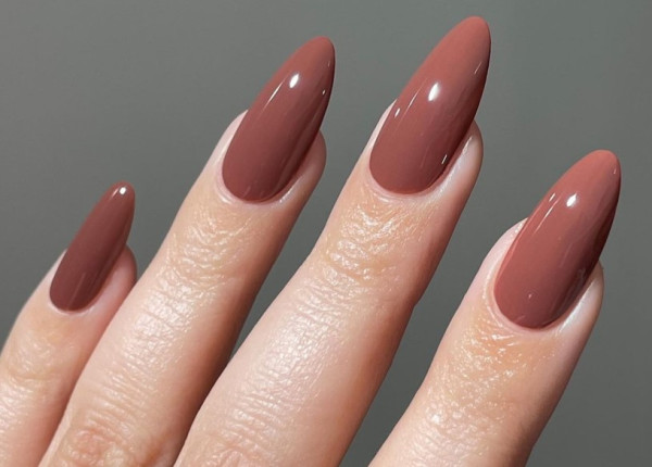 ManicureNews: Σύμφωνα με την Pantone, όλες θα φοράμε την απόχρωση &quot;mocha mousse&quot; το 2025