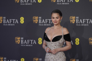 Η Selena Gomez έδωσε στα κλασικά κόκκινα νύχια το απόλυτο upgrade με το «Sparkling Merlot» μανικιούρ της