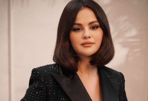 Selena Gomez: Υιοθέτησε το dark rose lip trend δίνοντας μας την τέλεια έμπνευση για το Χριστουγεννιάτικο party look