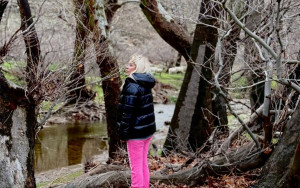 Ελένη Μενεγάκη: Μάτσαρε το παντελόνι της με τις γαλότσες της Μαρίνας της και απολαμβάνει την Άνοιξη στα Άχλα