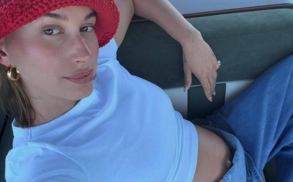 Hailey Bieber: Η φωτογραφία σε προχωρημένη εγκυμοσύνη με denim outfit